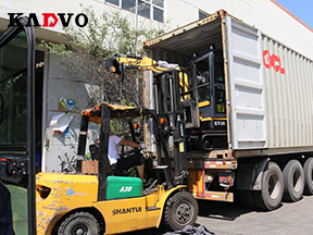 凱迪沃重工一批電動挖掘機發(fā)往歐洲