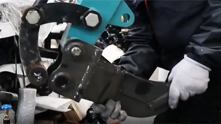 小型挖掘機安裝單鉤松土器教程