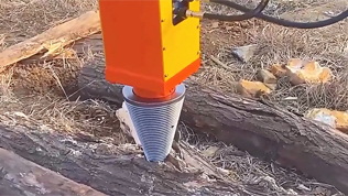 小型挖掘機劈柴錐操作視頻
