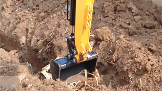 小型挖掘機用400鏟斗挖土作業(yè)