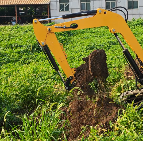 小挖機“一斗雙效” 農田挖土除草省工又環保,新型農用小型挖掘機助力田間管理升級